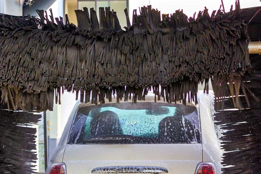 ガソリンスタンドの洗車機（画像：写真AC）