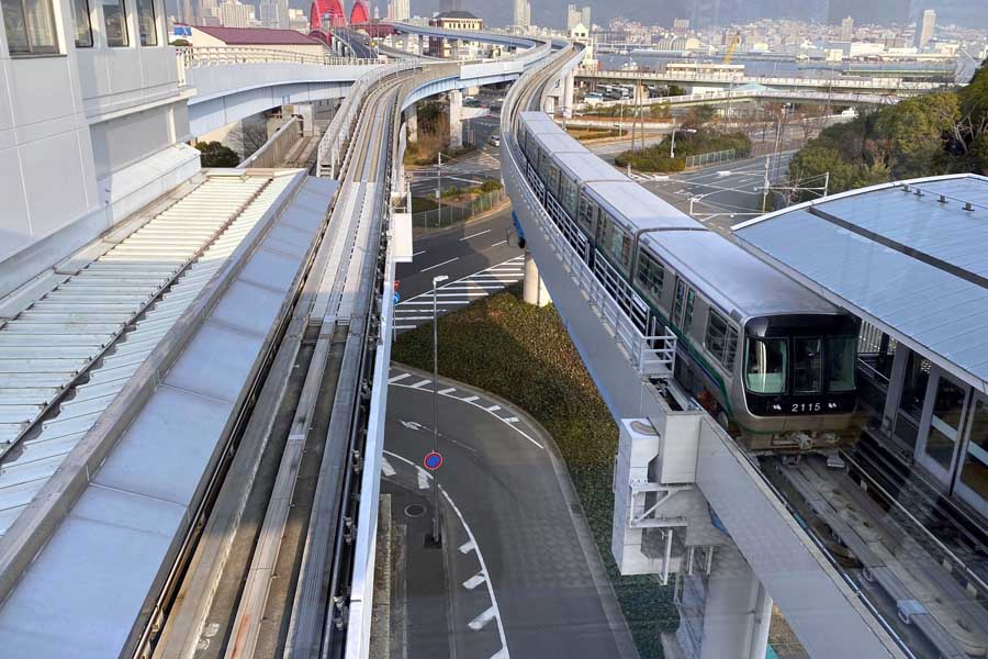 ポートアイランドの中公園駅に入るポートライナー（画像：高田泰）