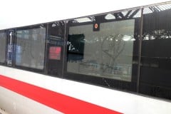 「窓が汚くて駅名が読めない」 日本では考えられない、そんな列車がある国とは？