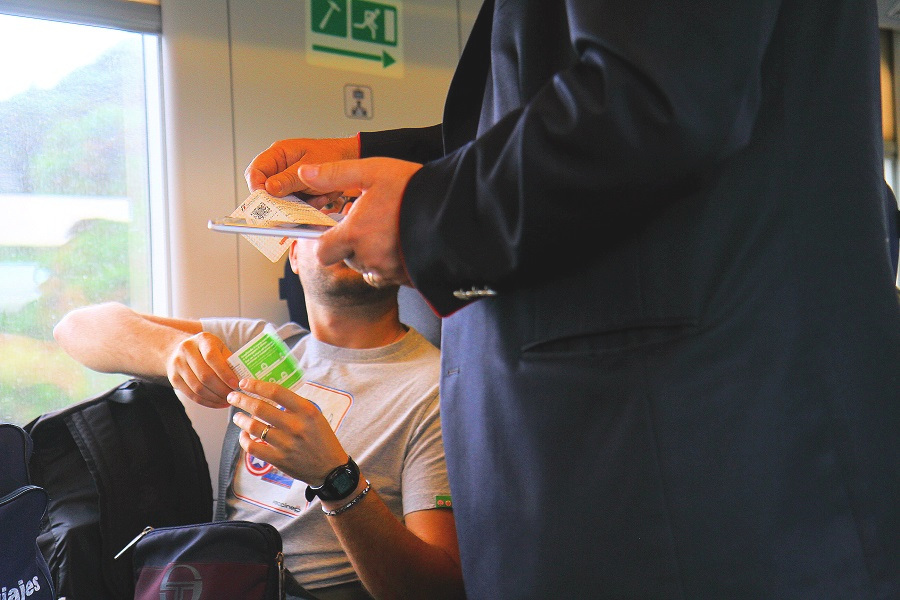 QRコードを専用端末で読み取る車掌。オンライン予約のみならず駅で買う乗車券にもQRコードが印刷される（画像：橋爪智之）