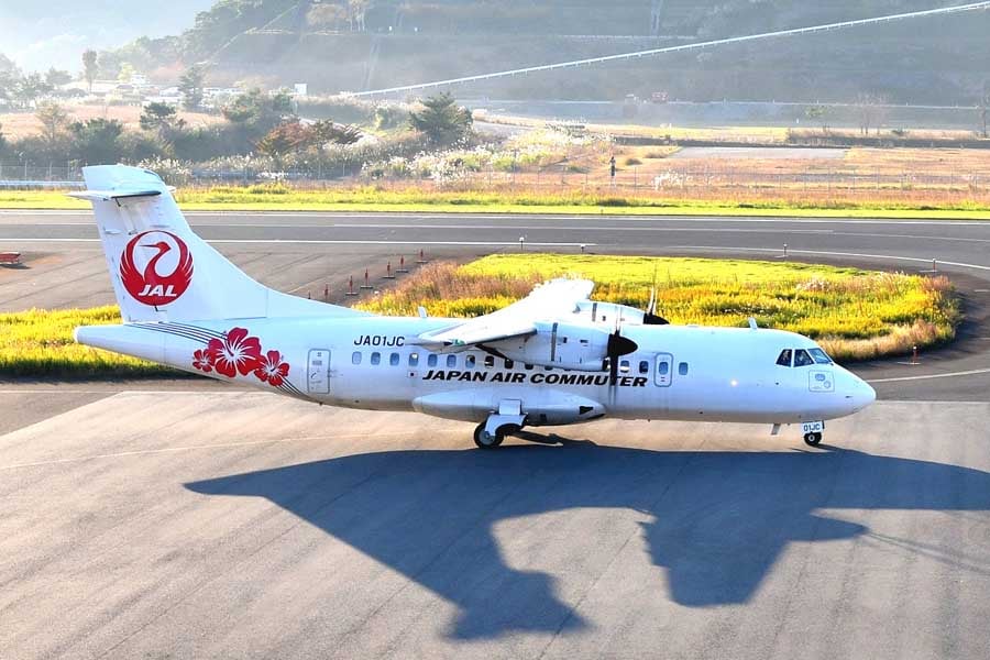 兵庫県の但馬空港と日本エアコミューターのプロペラ機（画像：シカマアキ）