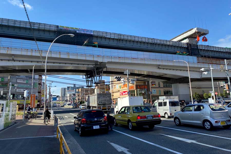 長居公園通を横切る高架上で3年近く工事が続く阪神高速14号松原線（画像：高田泰）