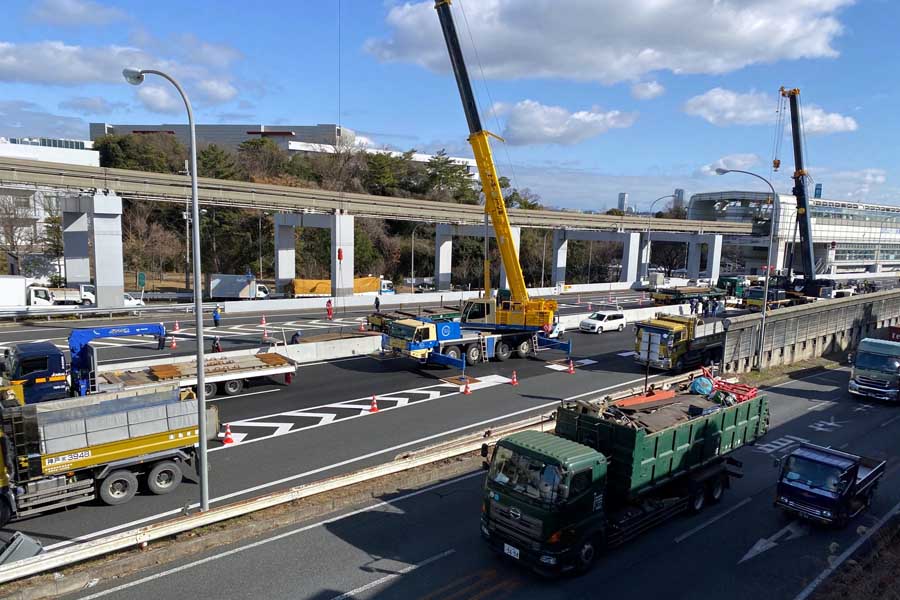 通行止めとなり、工事用車両が集結した豊中市刀根山元町付近の中国道（画像：高田泰）