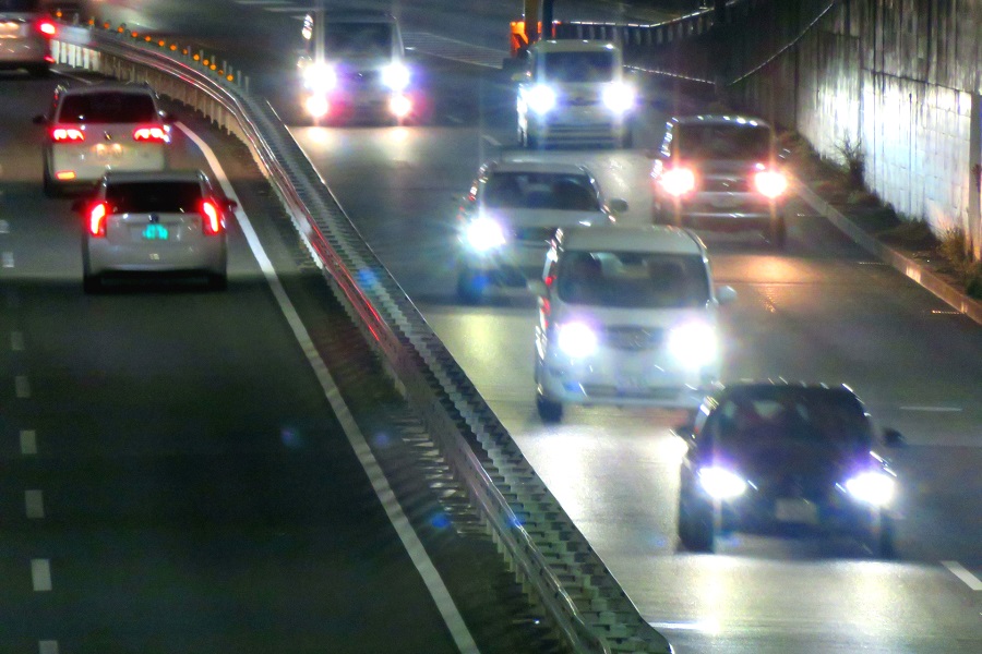 東京―大阪の移動、けっきょく「新幹線」と「高速道路」どっちが正解なのか？（画像：写真AC）