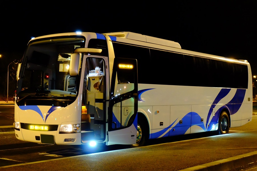 東京―大阪の移動、けっきょく「新幹線」と「高速道路」どっちが正解なのか？（画像：写真AC）