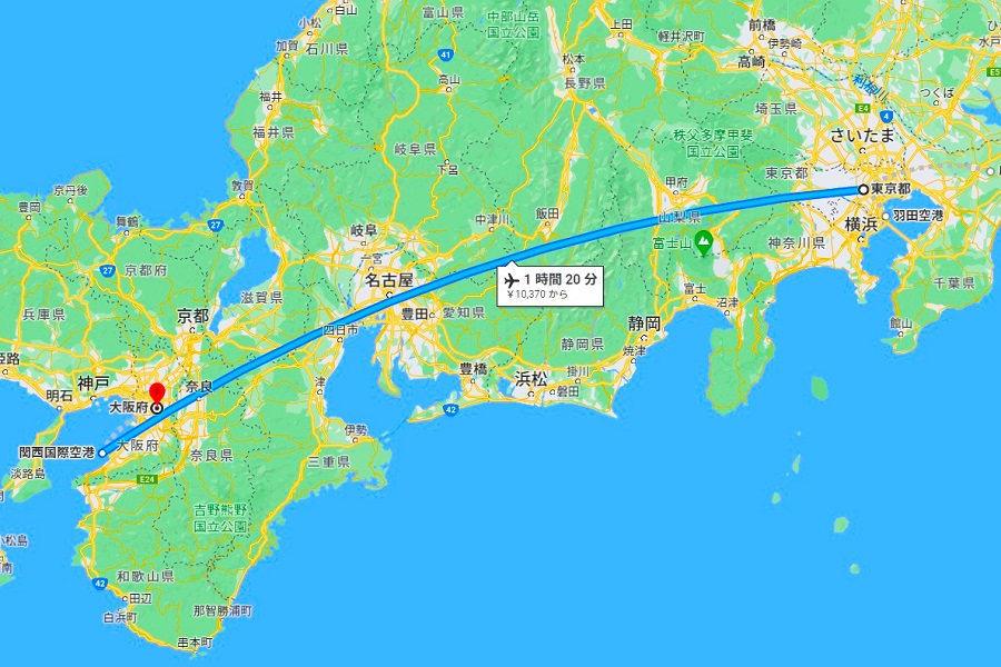飛行機を使うと、おおむね1時間20分。料金はLCC利用で1万円から（画像：（C）Google）
