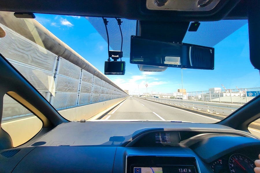 東京―大阪の移動、けっきょく「新幹線」と「高速道路」どっちが正解なのか？（画像：写真AC）