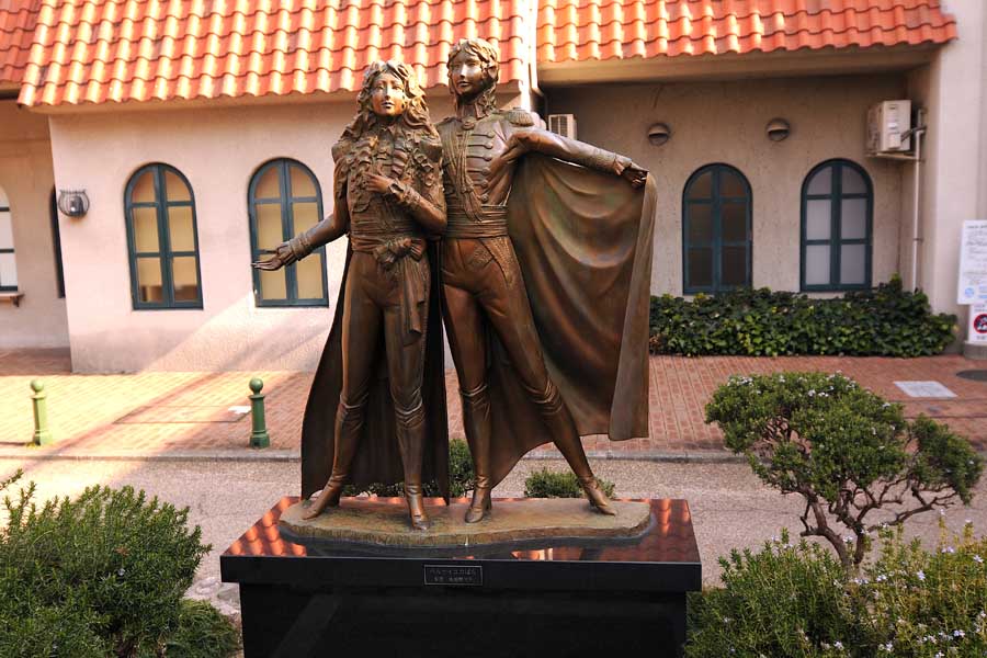 宝塚駅から宝塚大劇場までの道中には“花の道”と呼ばれる小道があり、そこにはタカラヅカで人気演目となっている「ベルサイユのばら」をモチーフにした像がある（画像：小川裕夫）