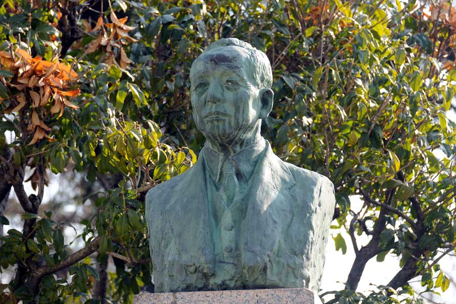 宝塚駅から宝塚大劇場までの道中には“花の道”にある小林一三の像（画像：小川裕夫）