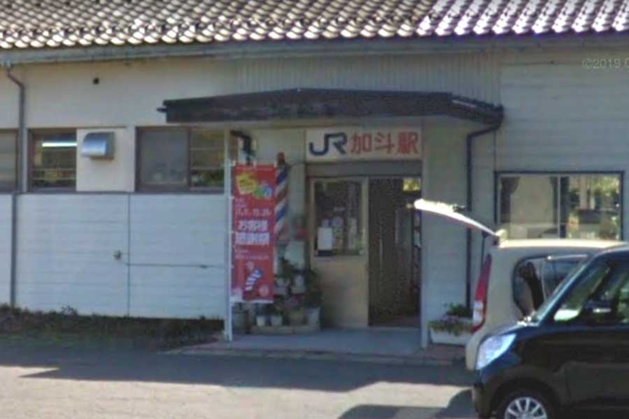 加斗駅。入り口に理髪店のサインポールがある（画像：(C)Google）