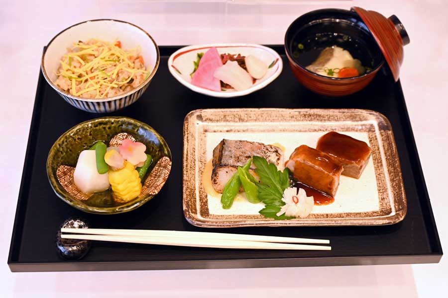 シンガポール航空のファーストクラス機内食「京懐石」二の膳（画像：シカマアキ）