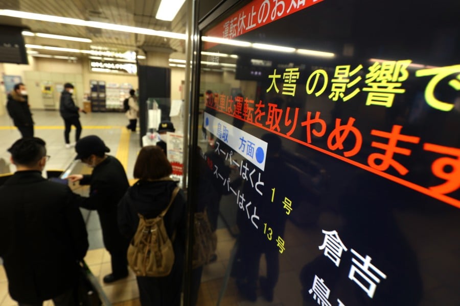 大雪の影響による運転取りやめ案内が表示されたＪＲ京都駅。2023年1月25日撮影（画像：時事）