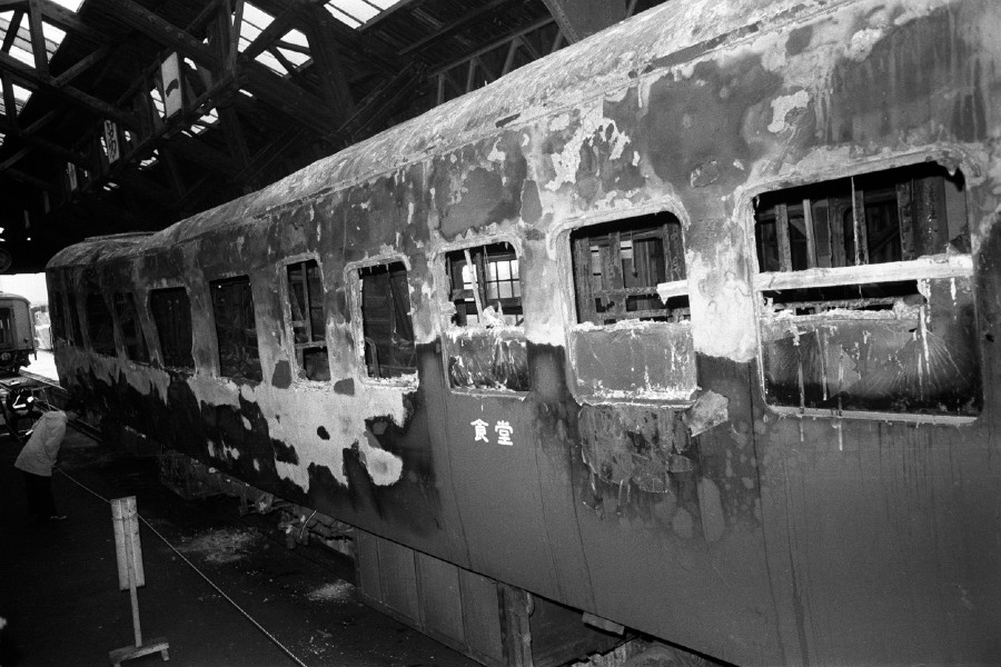 北陸トンネル内で火災事故を起こした急行「きたぐに」。1972年11月7日撮影（画像：時事）