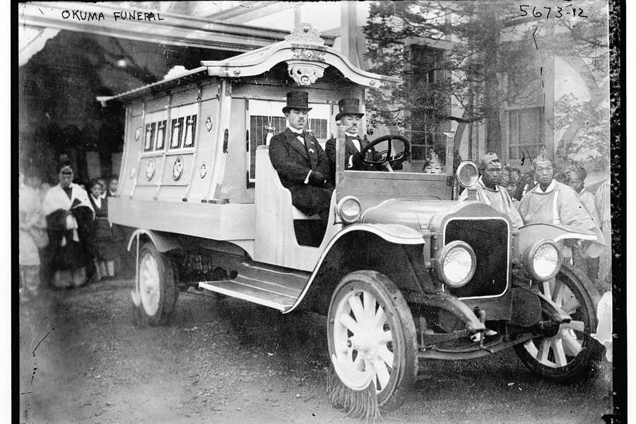 大隈重信の遺体を搬送する霊柩車。よく見ると、運転席や荷台部分は木製である（画像：Library of Congress）