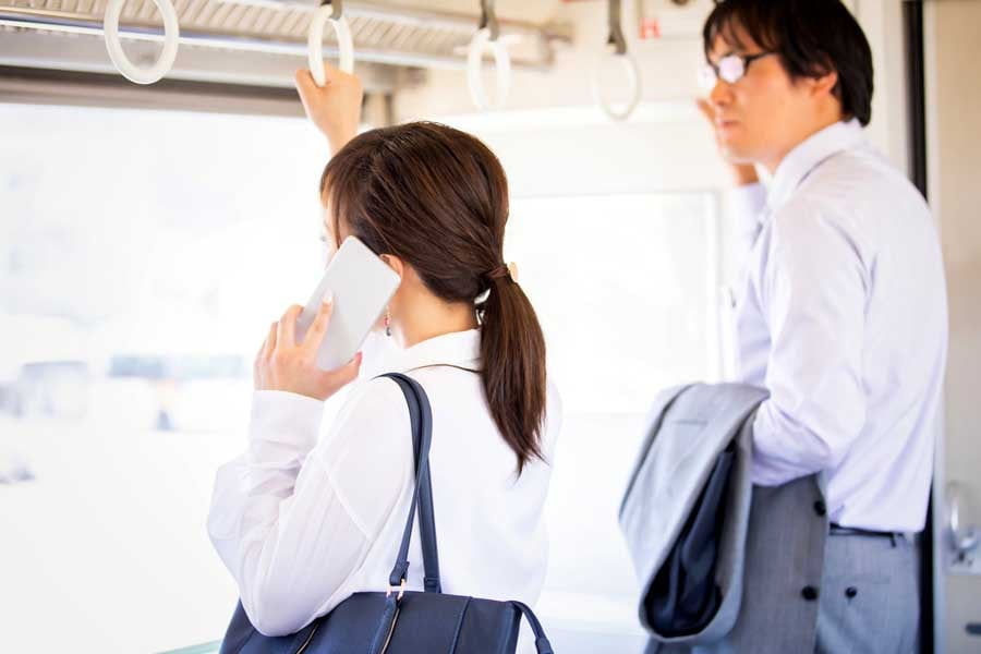 電車内で電話する女性（画像：写真AC）