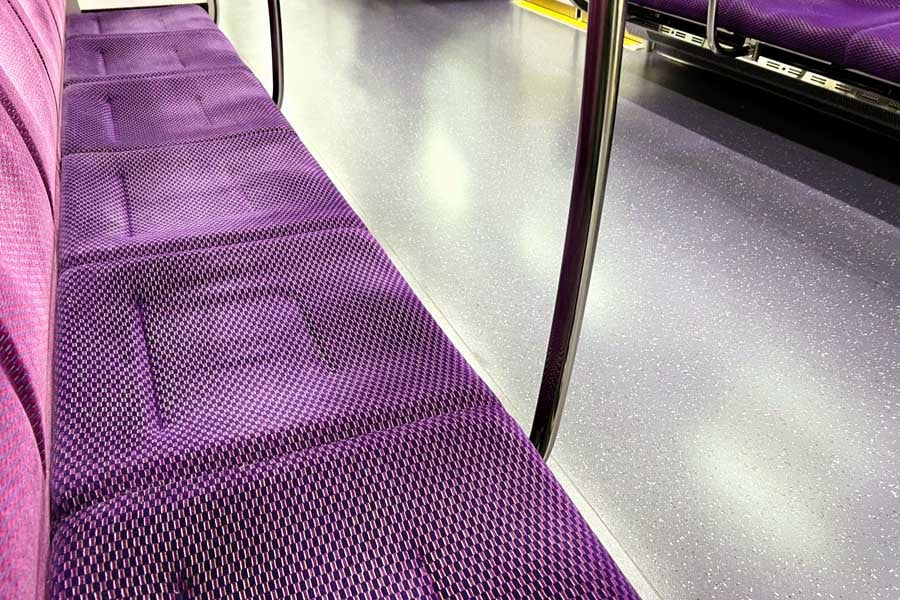 ひとりひとりの境目が区切られている電車の座席（画像：写真AC）