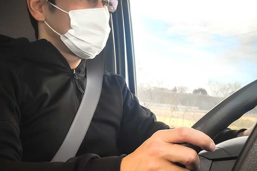 マスクをした配達員のイメージ（画像：写真AC）