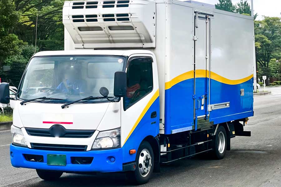 運送トラック（画像：写真AC）