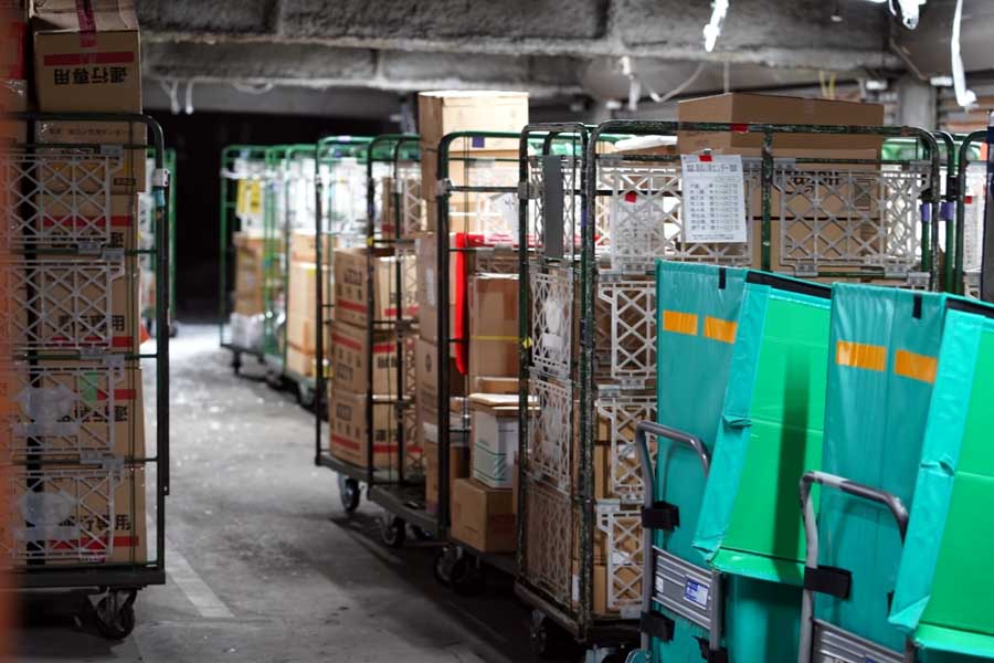 配送前の物流倉庫のイメージ（画像：写真AC）