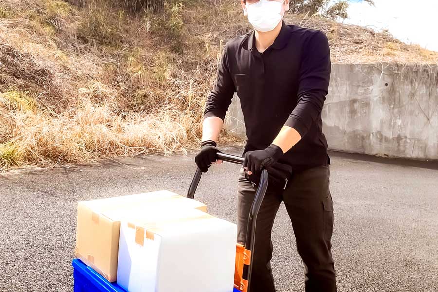 マスクをした配達員のイメージ(画像:写真AC)