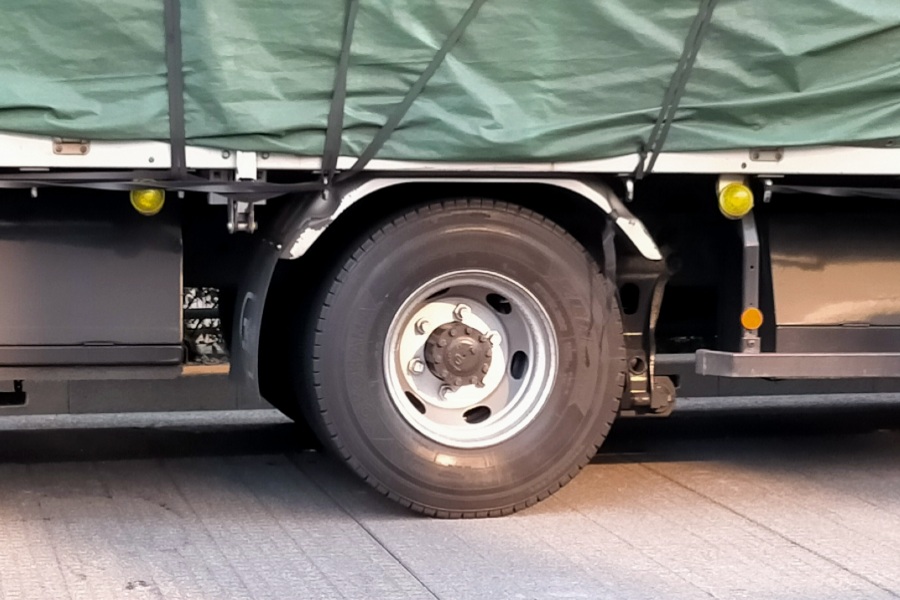 大型トラックの車輪イメージ(画像:写真AC)