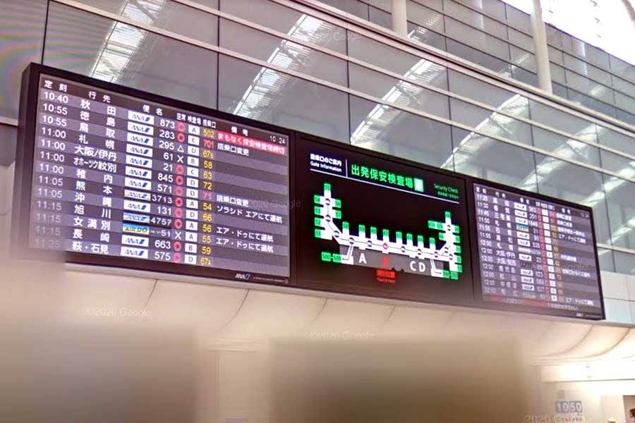 羽田空港第2ターミナルの保安検査場上部に設置していた大型デジタルサイネージ。写真は2013年撮影（画像：(C)Google）