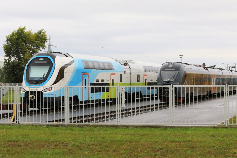 ヴェリム試験センターに留置されるオーストリア向け2階建て車両と連接電車シリウス（画像：橋爪智之）