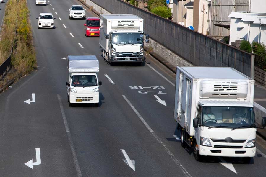 トラック（画像：写真AC）