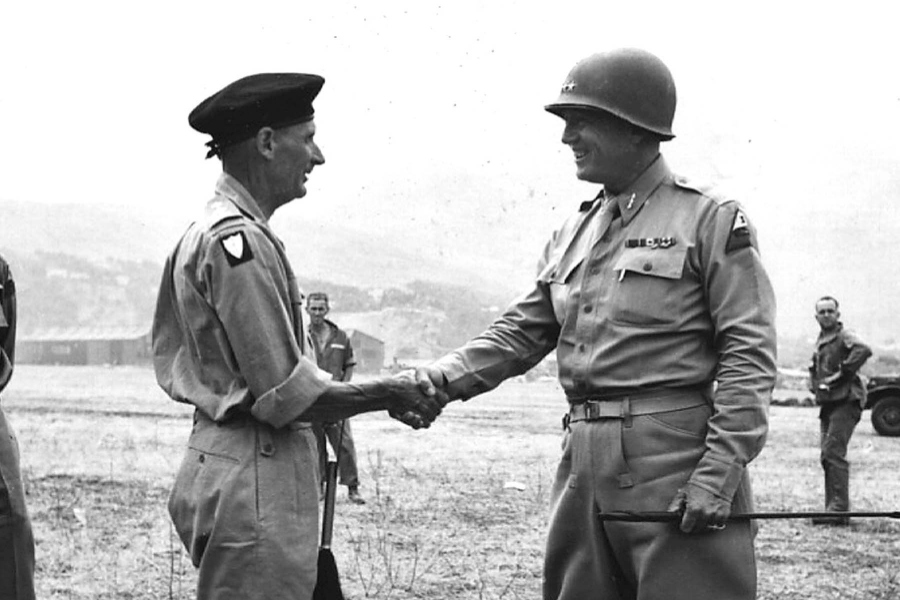 バーナード・モントゴメリー（左）とジョージ・S・パットン。1943年7月28日撮影（画像：AFP＝時事）