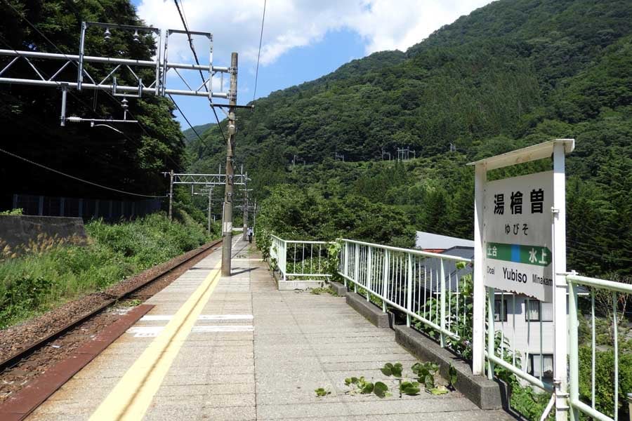 湯檜曽駅ホームと上越線ループ線(画像:写真AC)