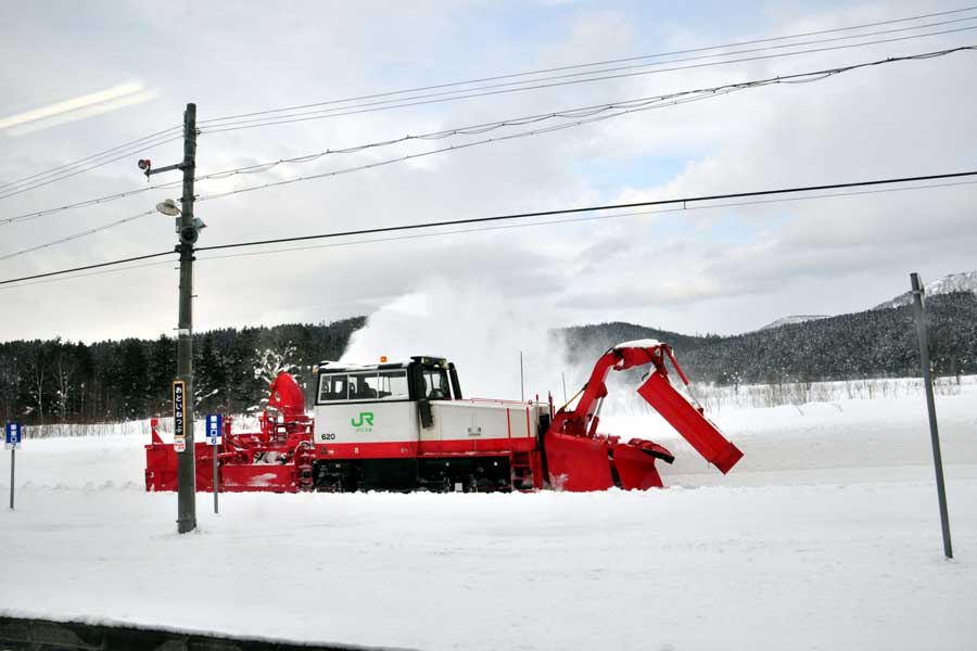 路面を進む除雪車（画像：写真AC）