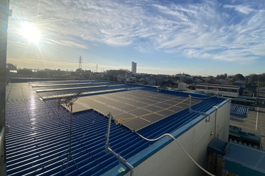 西武バス新座営業所に設置された太陽光パネル（画像：ビーワイディージャパン）