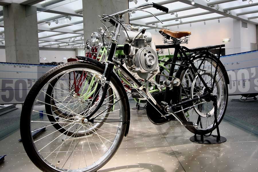 ホンダ自転車補助エンジン。ホンダの処女作というべき自転車用エンジン。元は軍から放出された爆撃機用機上発電補助エンジンだった(画像:浅野良)