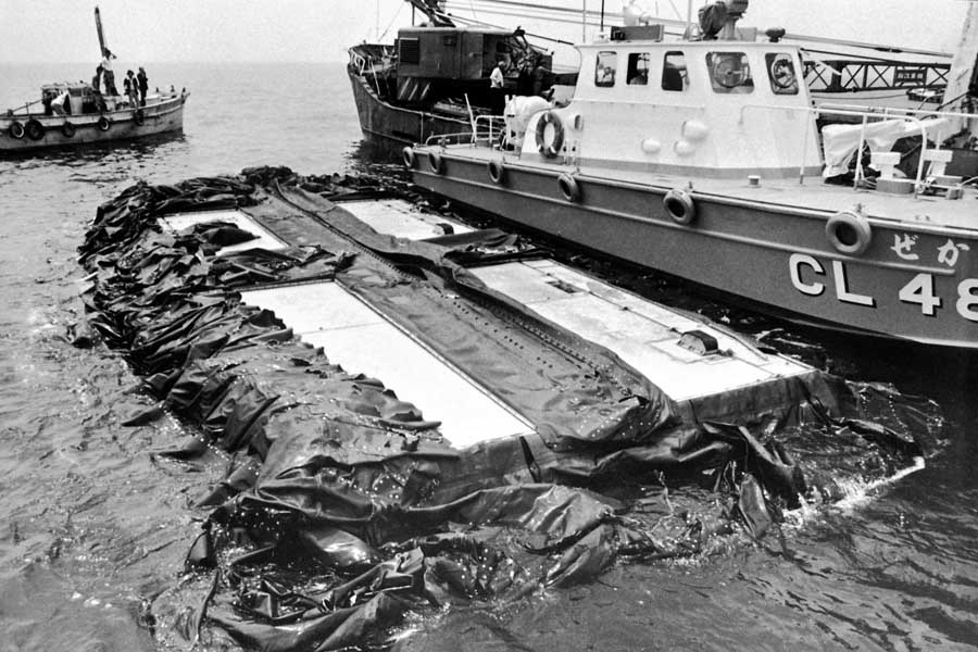 砂利運搬船「第2光晴丸」（右側の巡視艇の奥）と衝突して転覆、船底を見せる大分ホーバーフェリー「ほびー2号」（大分・杵築市沖）。1976年7月撮影（画像：時事）