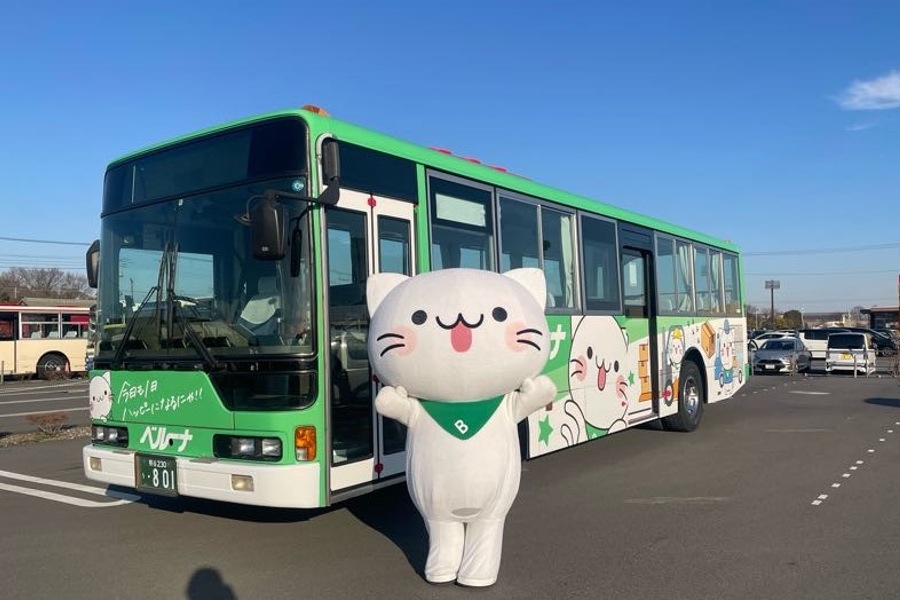 「べるーにゃ」と「べるーにゃバス」（画像：ベルーナ）
