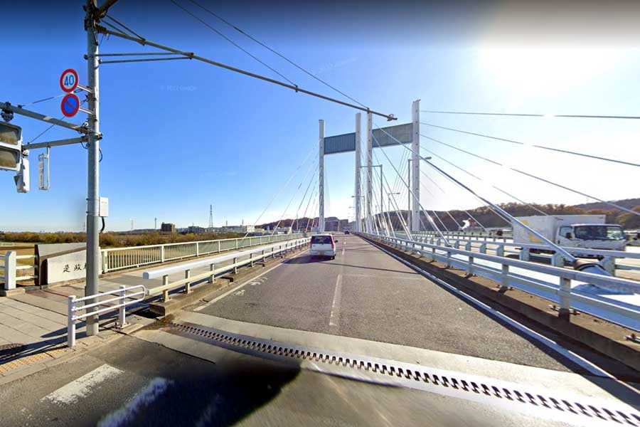 現在の是政橋と河川敷（画像：(C)Google）
