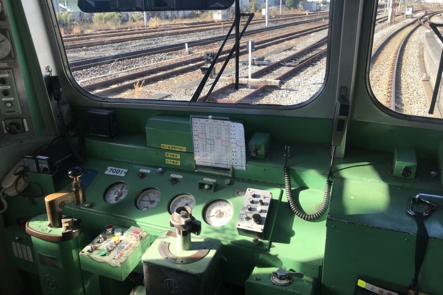 列車の運転席（画像：写真AC）