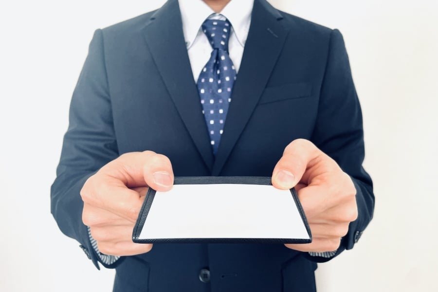 名刺交換のイメージ（画像：写真AC）