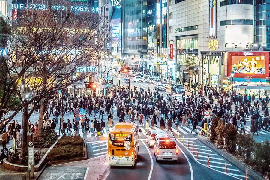 アドトラックがよく通る渋谷スクランブル交差点（画像：写真AC）