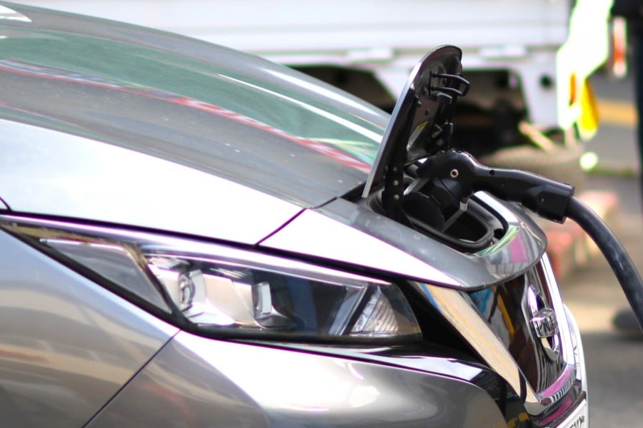 電気自動車の充電（画像：写真AC）