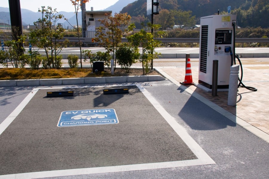 道の駅の充電スタンド（画像：写真AC）