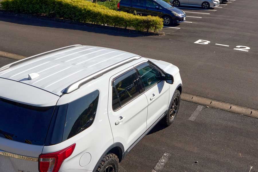 大型SUVと駐車場（画像：写真AC）