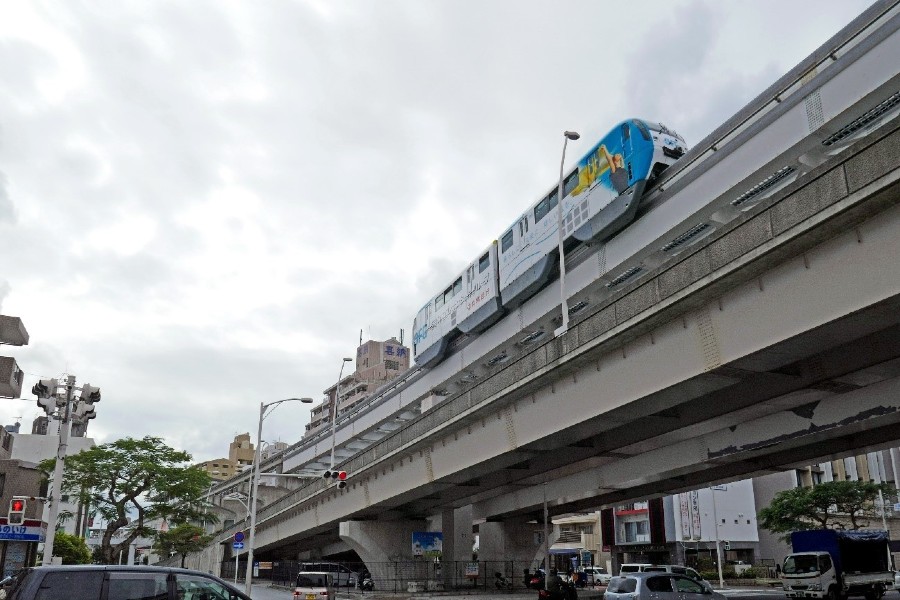 かつて軽便（県鉄）があった安里駅前を走るゆいレール（画像：若杉優貴）