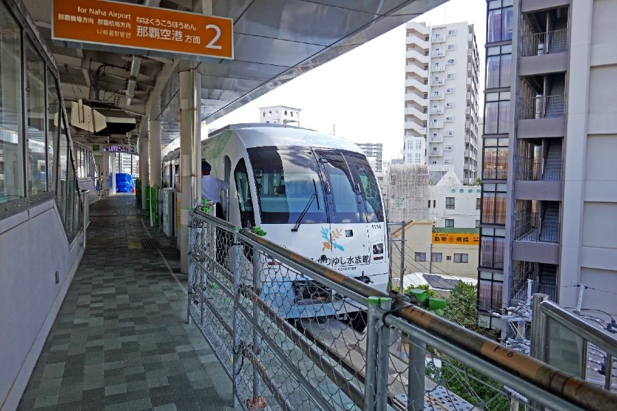 各駅で3両編成化対応のための工事が進む（美栄橋駅）。なお、開業以来運行車両は全て写真の1000形に統一されている（画像：若杉優貴）
