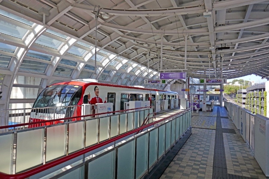 2019年10月に開業した区間の終点「てだこ浦西駅」。パークアンドライド対応の大型立体駐車場が併設されている（写真右。画像：若杉優貴）