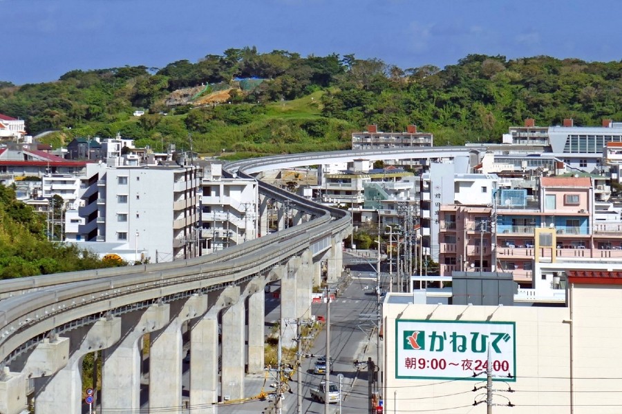 ゆいレール車窓から望む「浦添城跡（浦添グスク）」（画像：若杉優貴）