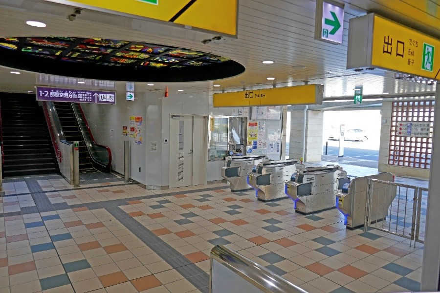 ゆいレールのQRコード改札機（てだこ浦西駅）。JRの改札機で見られるような紙切符を挿入する場所がない（画像：若杉優貴）