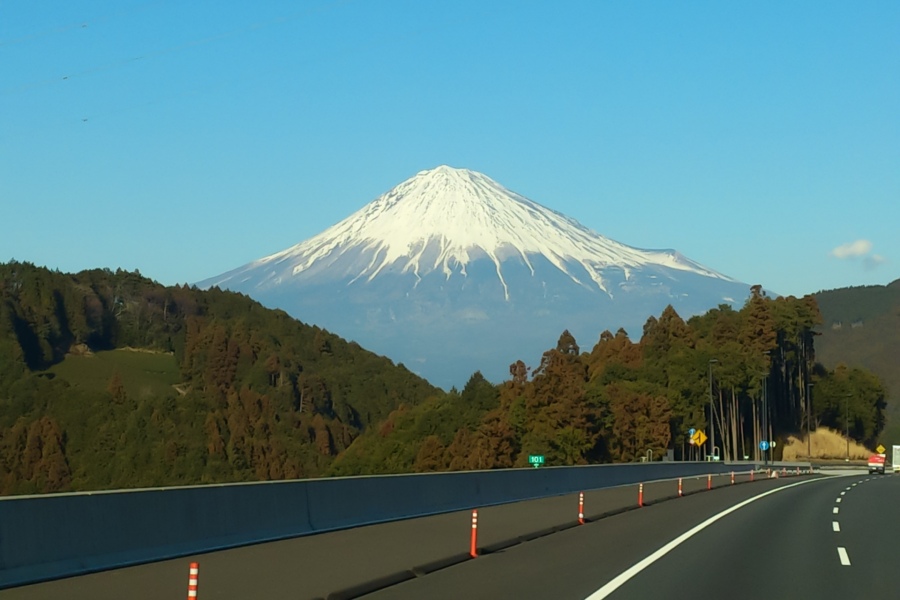 新東名高速道路から見た富士山（画像：写真AC）