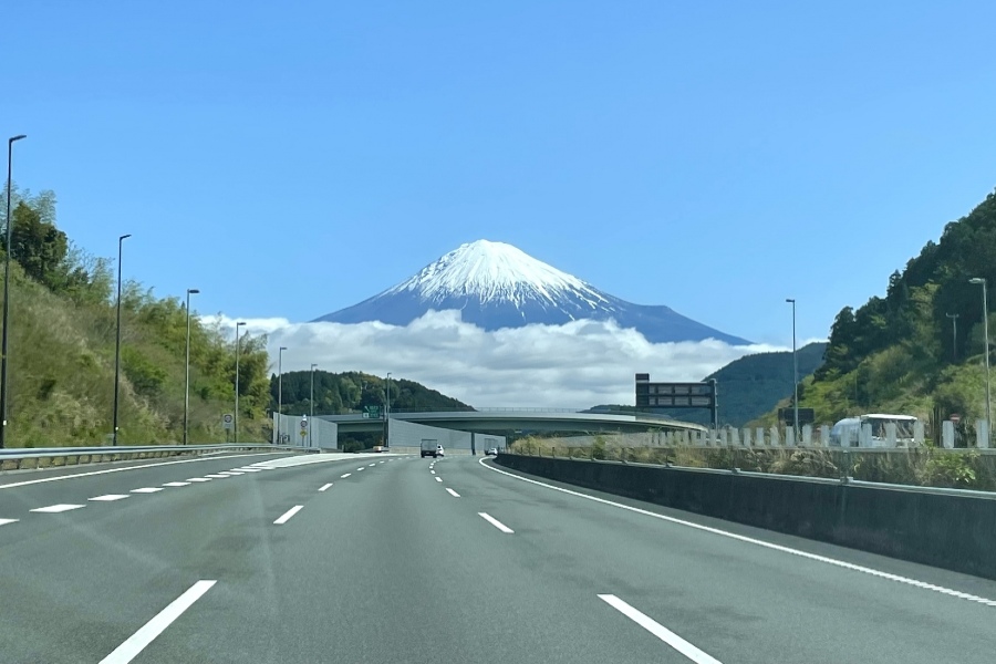 新東名高速道路から見た富士山（画像：写真AC）