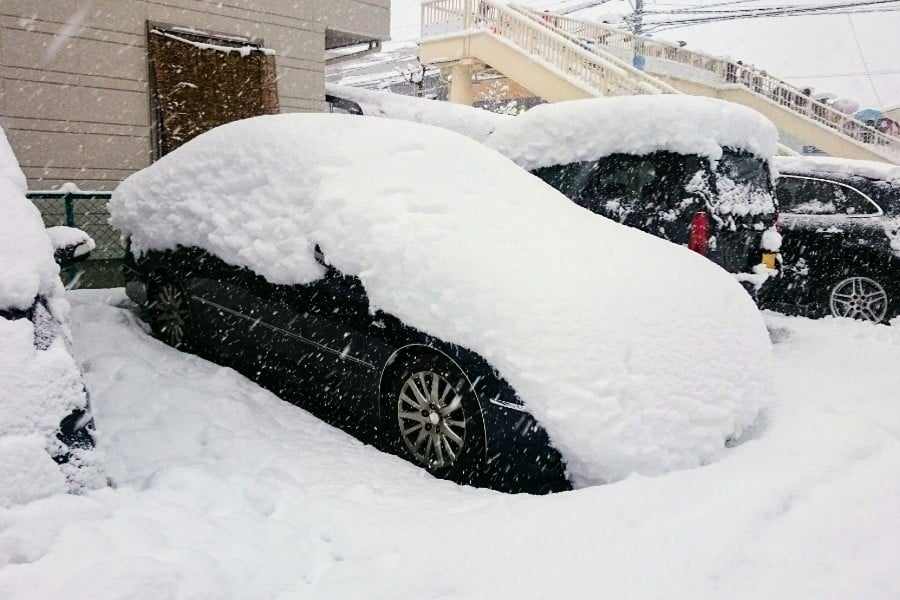 雪に埋もれた車（画像：写真AC）